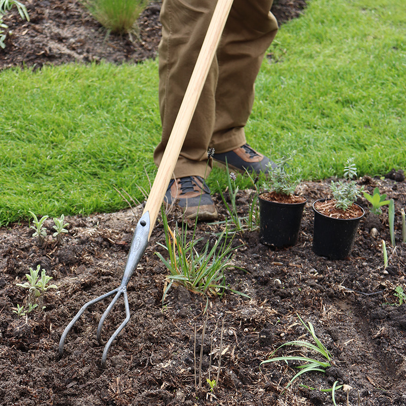 Klarg&oslash;ring af jord med h&aring;ndsmedet DeWit kultivator i for&aring;rshave